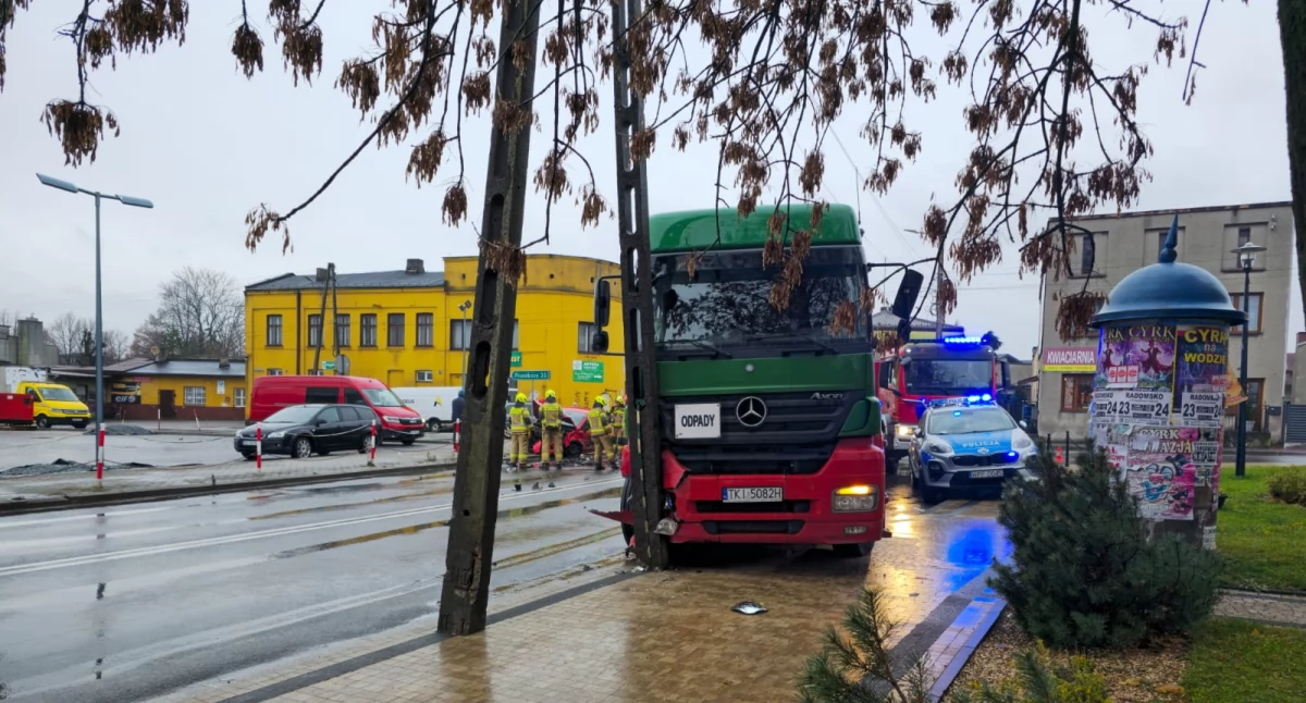 Wypadek w Kamieńsku. Służby są już na miejscu. Do szpitala odwieziono 25-letniego mężczyznę