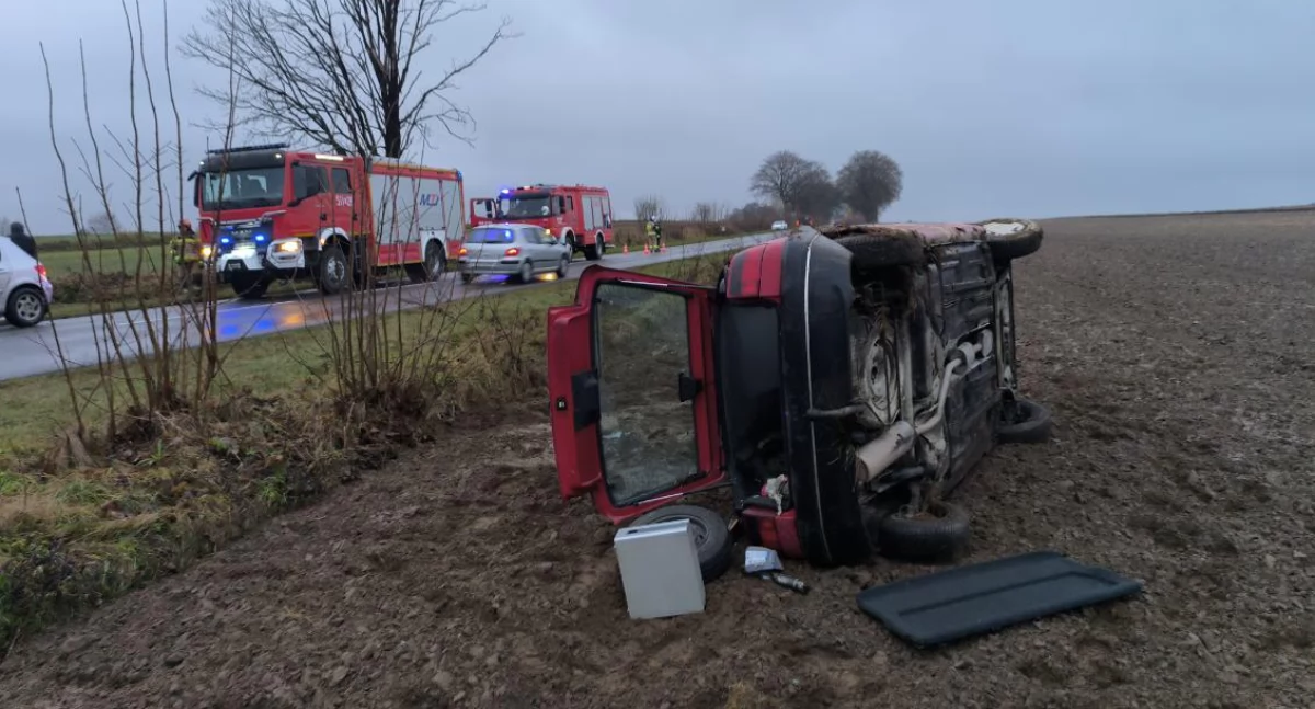Zderzenie dwóch samochodów w Orzechówku w gminie Kobiele Wielkie. Jedno z aut dachowało