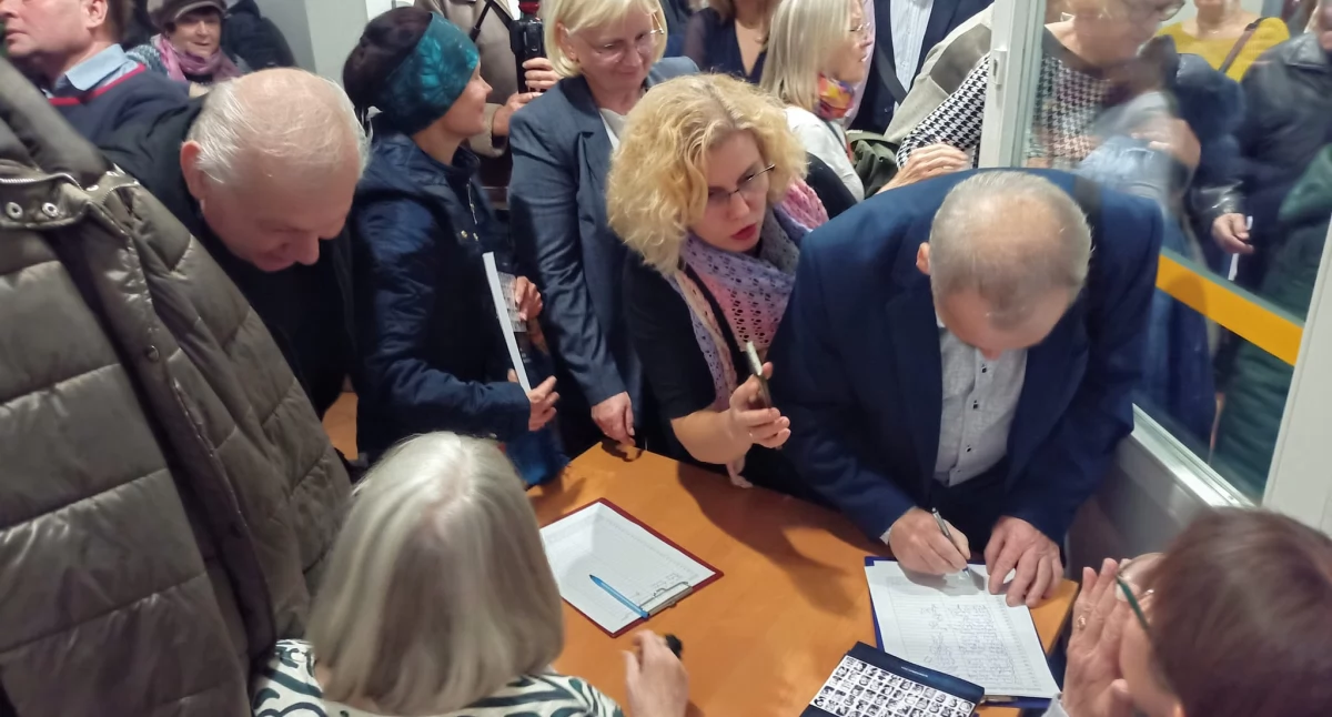 Radomszczański Słownik Biograficzny. PTH w Radomsku wydało już czwarty tom. W galerii muzeum prawdziwy tłum