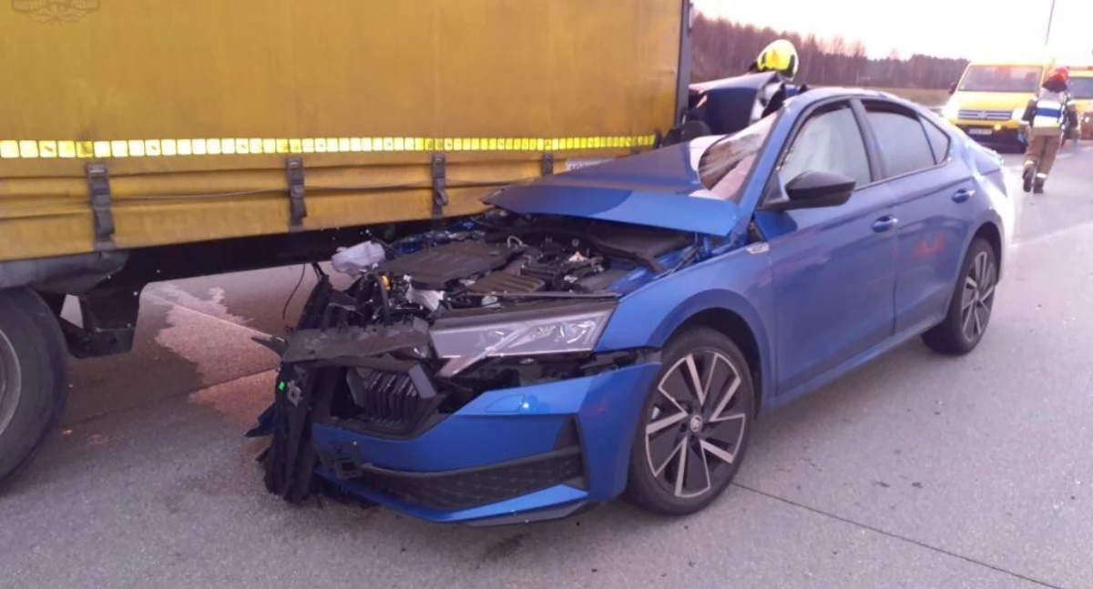 Wypadek na autostradzie A1. Samochód osobowy uderzył w tył ciężarówki. Prowadził 41-latek