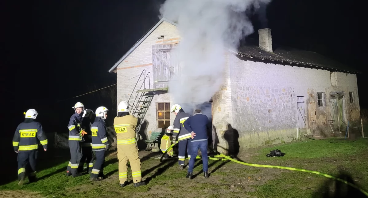 Pożar w miejscowości Kubiki w gminie Wielgomłyny. Zaczęło się od iskier z pieca typu koza