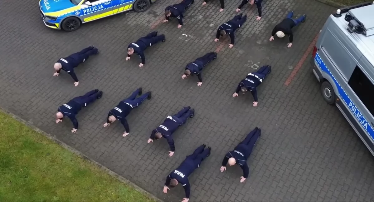 [WIDEO] Najpierw strażacy, teraz policjanci. Wszyscy pompują i wpłacają na leczenie Michałka Bienia