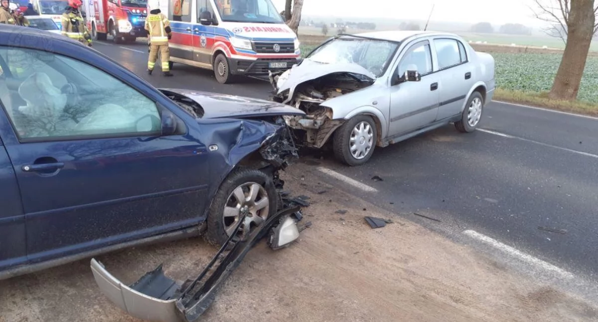Wypadek w miejscowości Zakrzew w gminie Kodrąb. Zderzenie dwóch samochodów. Poszkodowany 18-latek i dwóch chłopców