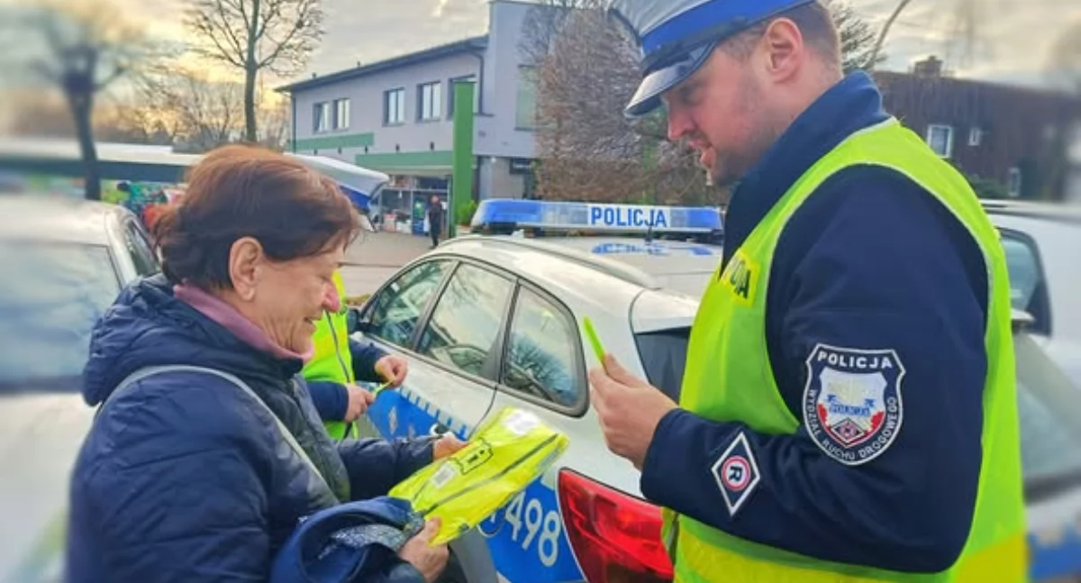 Policjanci w roli Mikołajów. Dzisiaj rozdawali elementy odblaskowe