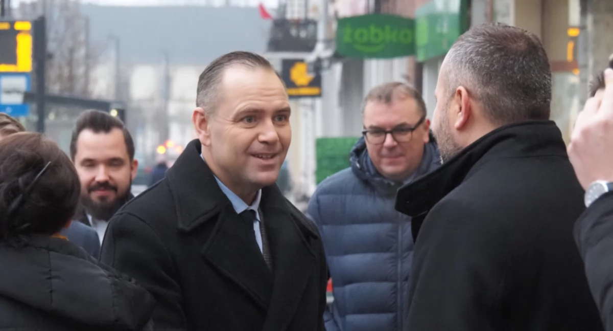 [ZDJĘCIA] Karol Nawrocki w Radomsku. Kandydat na prezydenta zwiedza muzeum. W towarzystwie posłanki i posła