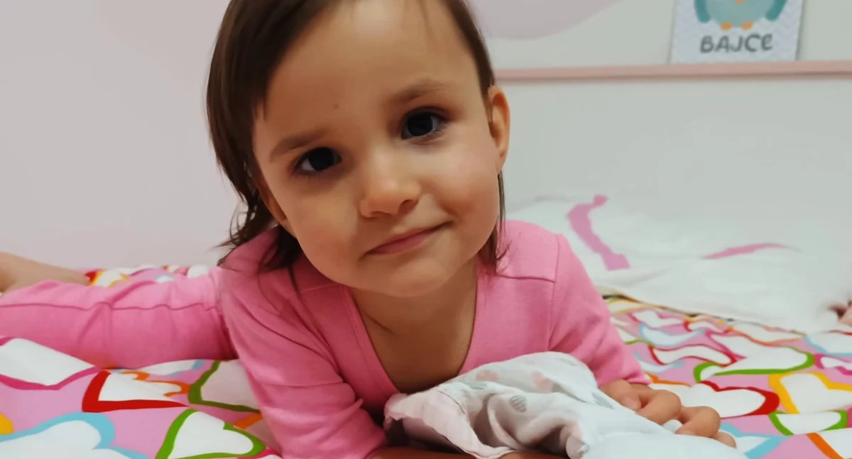 Dwuletnia Laura Wolniewicz walczy z chorobą. Na leczenie potrzeba 10 milionów złotych. Jej tata policjant przyjechał do Radomska