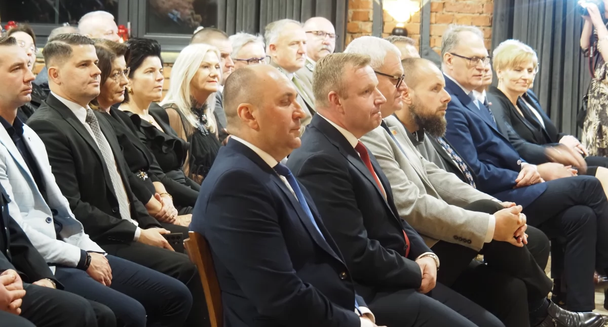 Spotkanie opłatkowe w powiecie. Zarząd, radni, dyrektorzy, wójtowie składali sobie życzenia
