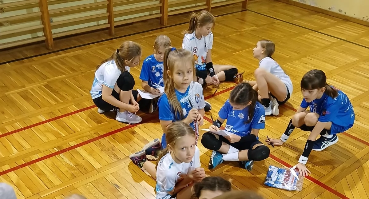 KS Volley Radomsko idzie w profilaktykę dla dzieci. A seniorki i seniorzy po raz ostatni w tym roku grają swoje mecze