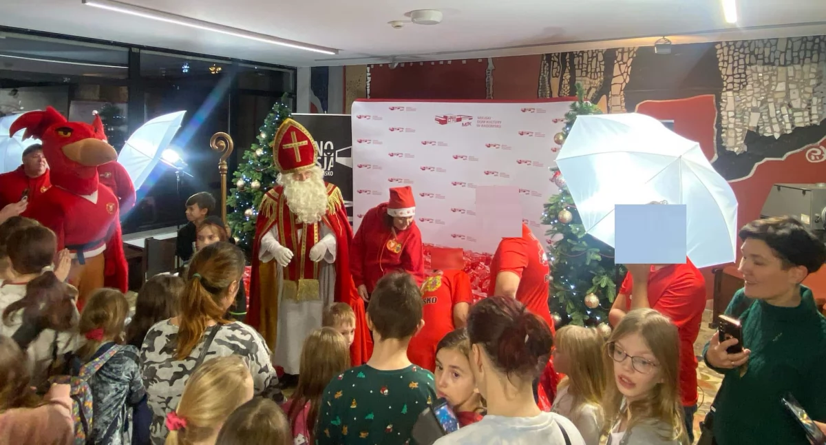 Widzew dla dzieciaków. Mikołaj i Feniks, klubowa maskotka, wręczali paczki