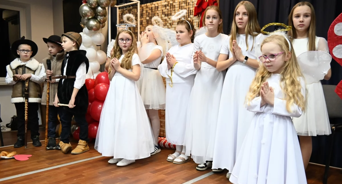 Gminne spotkanie wigilijne w Wielgomłynach. Jasełka, kolędy i świąteczne życzenia