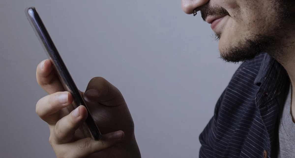 Smartfonoza stosowana: „Ja nie wytrzymam bez komórki? Ja? No właśnie nie wytrzymujesz...