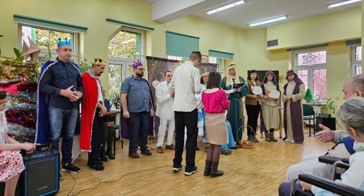Uczestnicy Warsztatów Terapii Zajęciowej odwiedzili mieszkańców Domu Pomocy Społecznej. Z Jasełkami i świątecznymi życzeniami