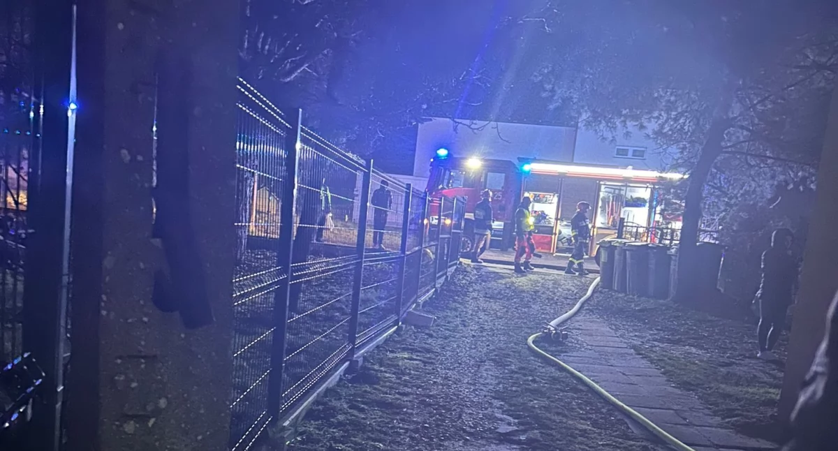 Pożar w kamienicy przy Młodzowskiej. Ewakuowano pięć osób, jeden z mężczyzn doznał poparzeń drugiego stopnia