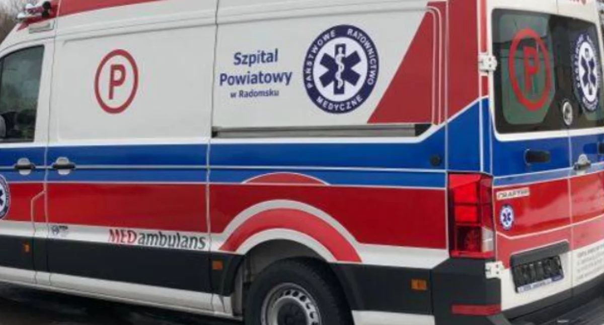 26-latek połknął tabletki, popił alkoholem i nie chciał otworzyć drzwi. Ratownicy wezwali strażaków