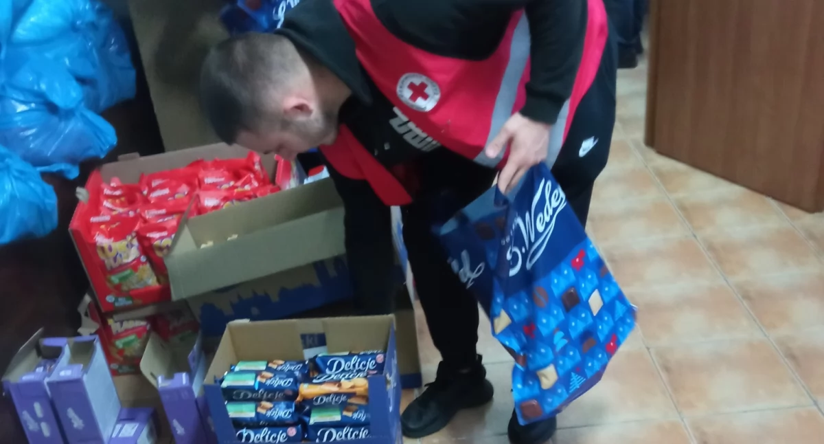 Wolontariusze radomszczańskiego Polskiego Czerwonego Krzyża przygotowali 120 świątecznych paczek