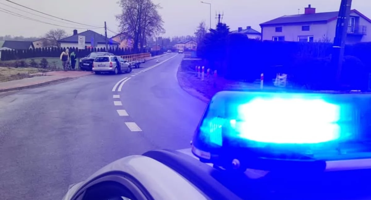 19-letni kierowca Opla spowodował czołowe zderzenie z Mitsubishi. Przyczyną wypadku śliska jezdnia