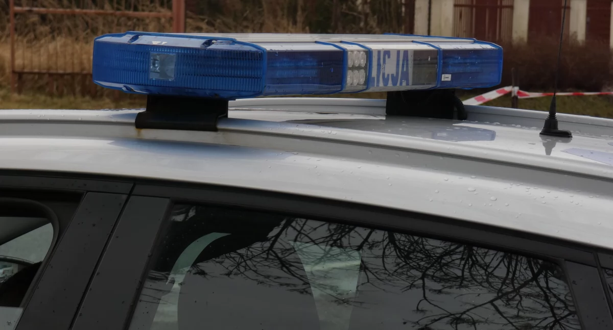 50-latka przyjechała po paczkę. Nie zaciągnęła ręcznego. Samochód stoczył się na 78-letnią kobietę