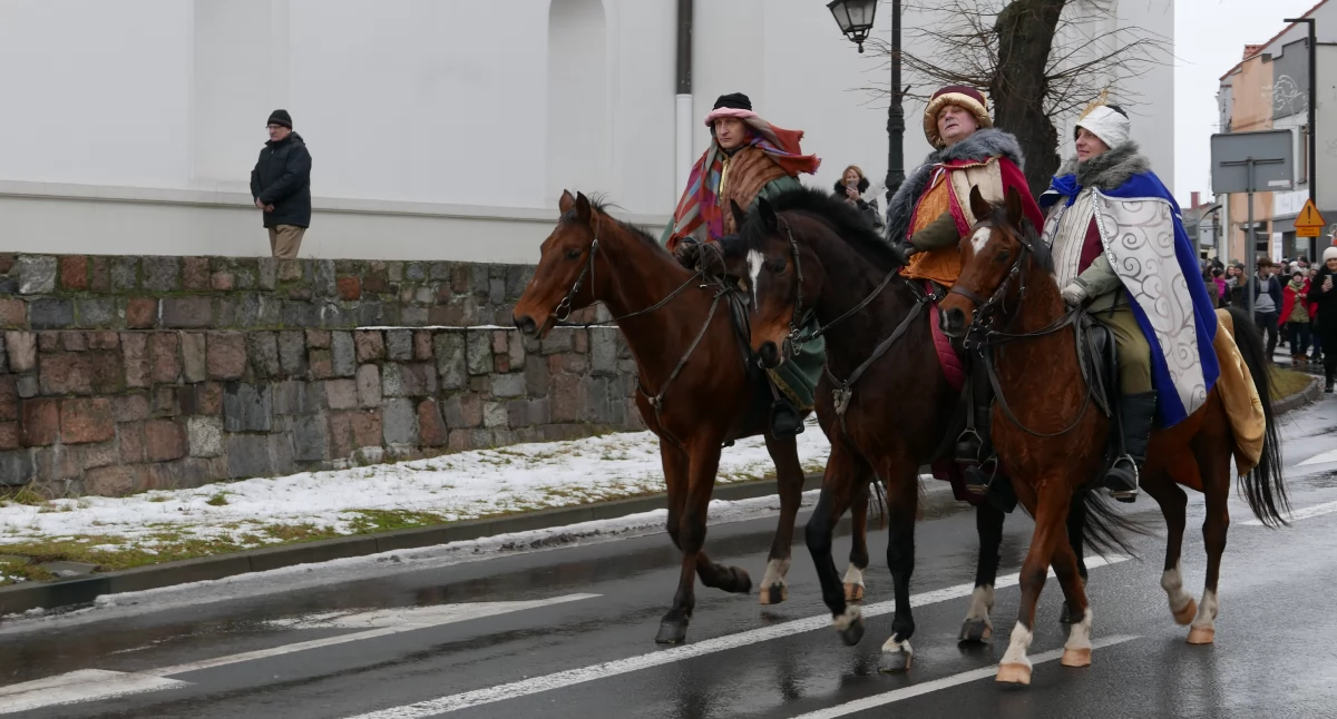[WIDEO, ZDJĘCIA] Orszak Trzech Króli ruszył z kolegiaty św. Lamberta. I przeszed ulicami miasto do kościoła pw. NMP Królowej Polski