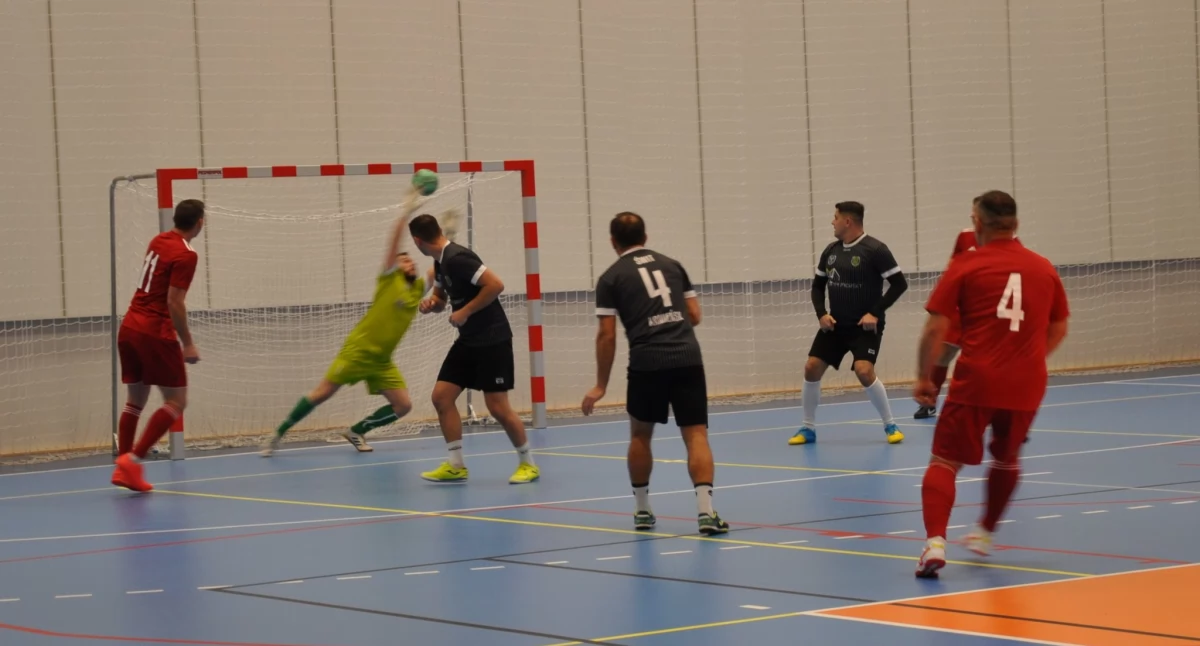 Oldboye Świtu Kamieńsk przegrali z reprezentacją Polski 7-5. Obie drużyny zagrały dla Wiktorii Kułak