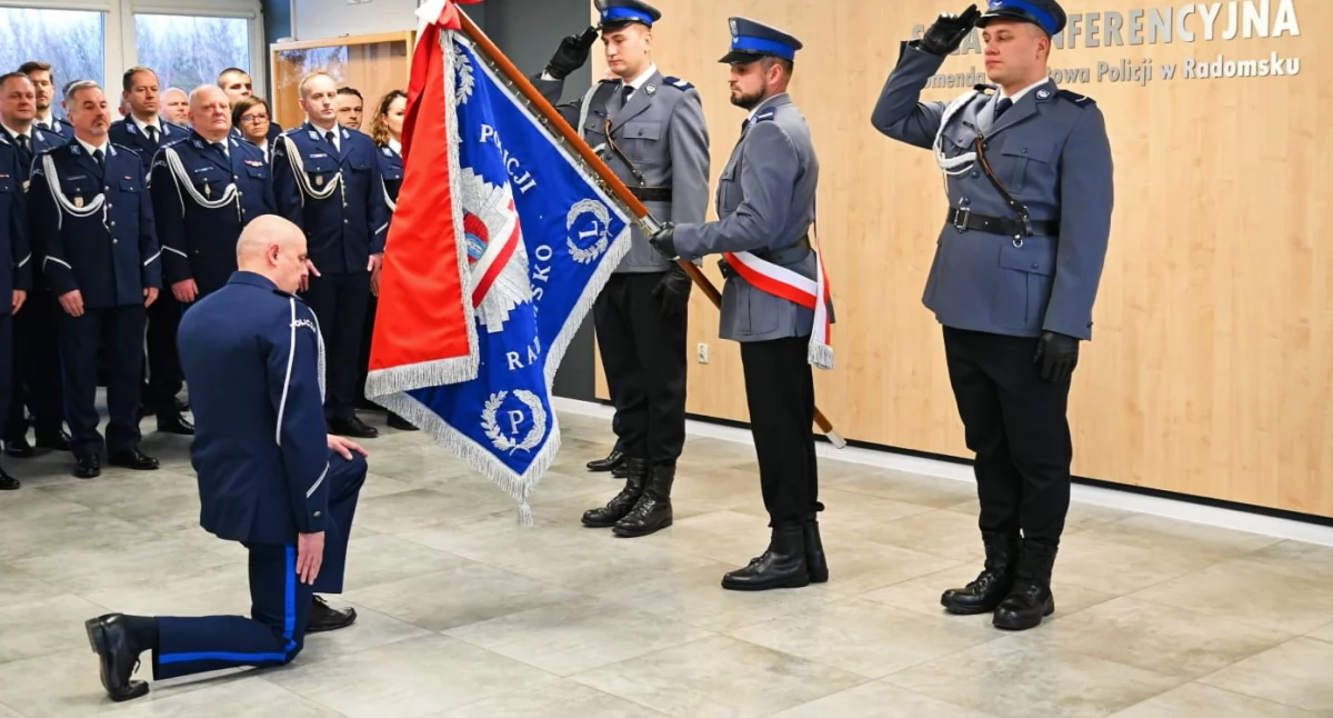 Młodszy inspektor Wojciech Auguścik przywitał się ze sztandarem i złożył meldunek inspektorowi Jarosławowi Rybce