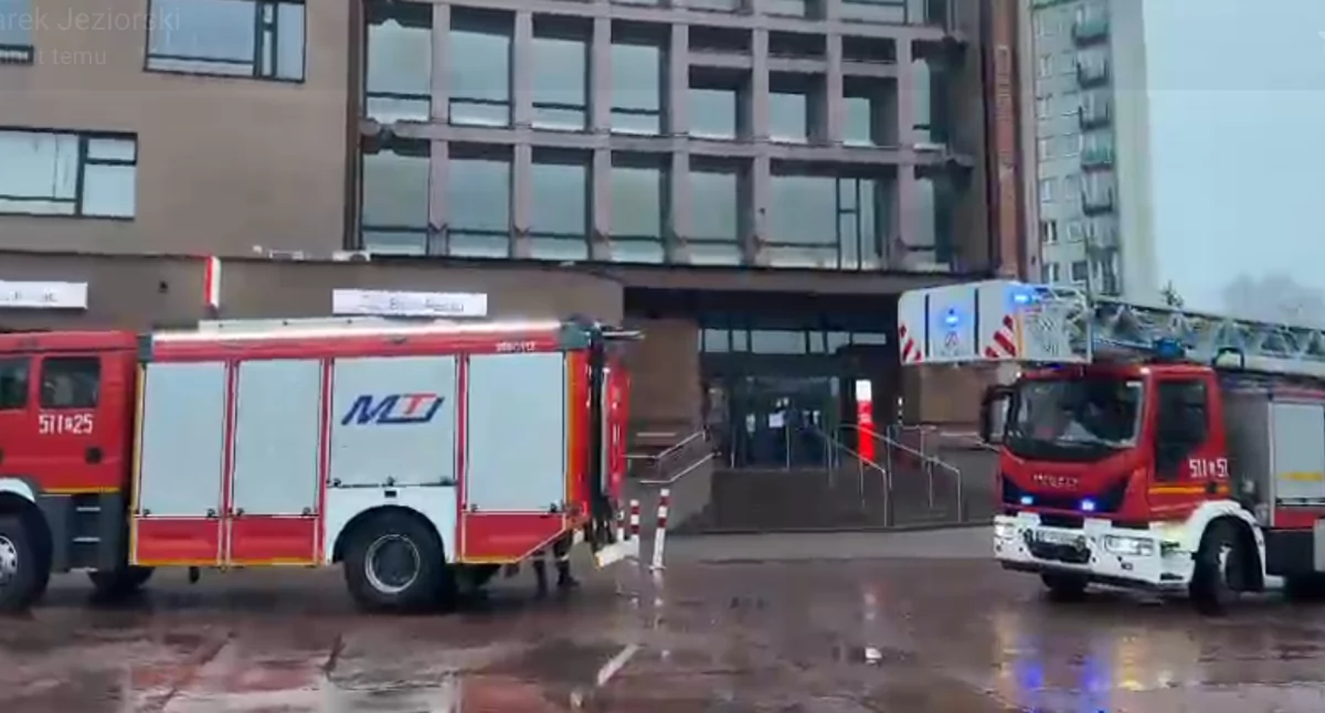 Strażacy wezwani do pożaru w banku przy Piastowskiej. A wszystko przez... szlifierkę