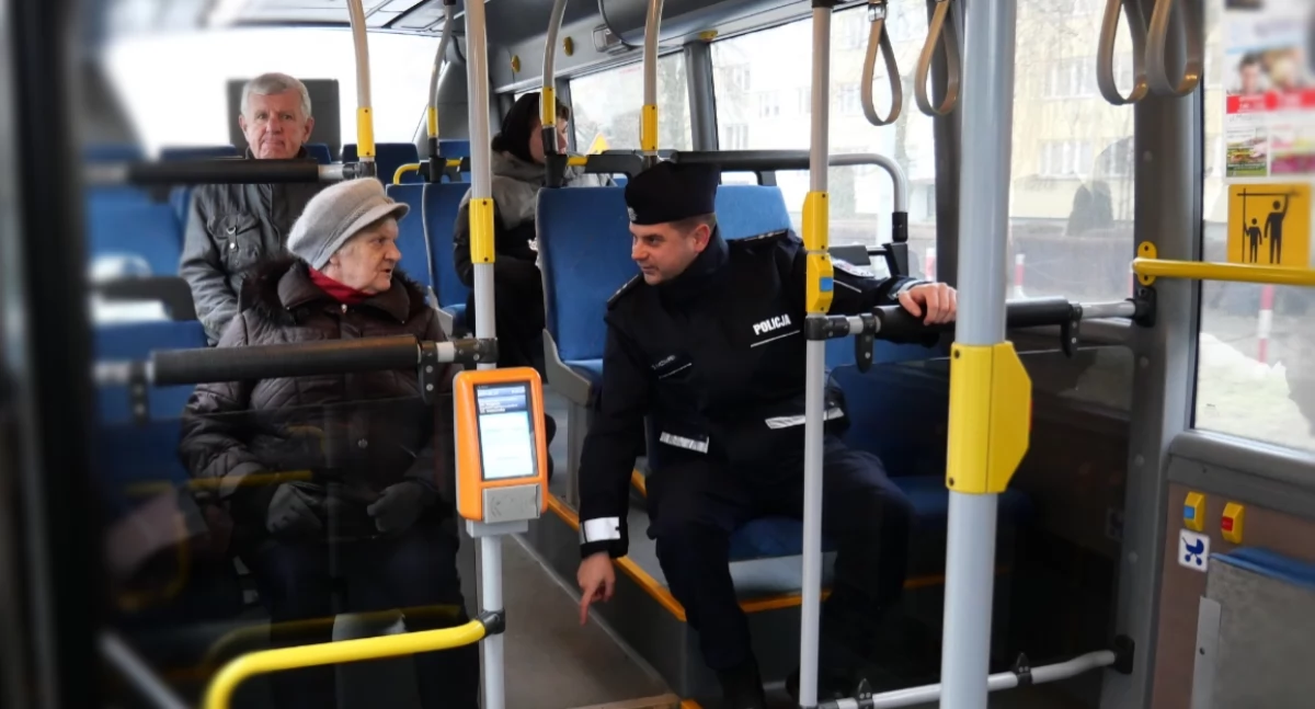 Bezpieczna podróż w komunikacji miejskiej. Policjanci wsiedli do autobusów i rozmawiali z pasażerami