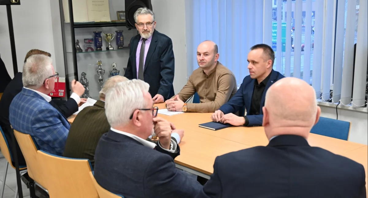 Druh Czubaj zaprosił komendanta Bartosika i starostę Więcka do prezydium oddziału powiatowego związku OSP