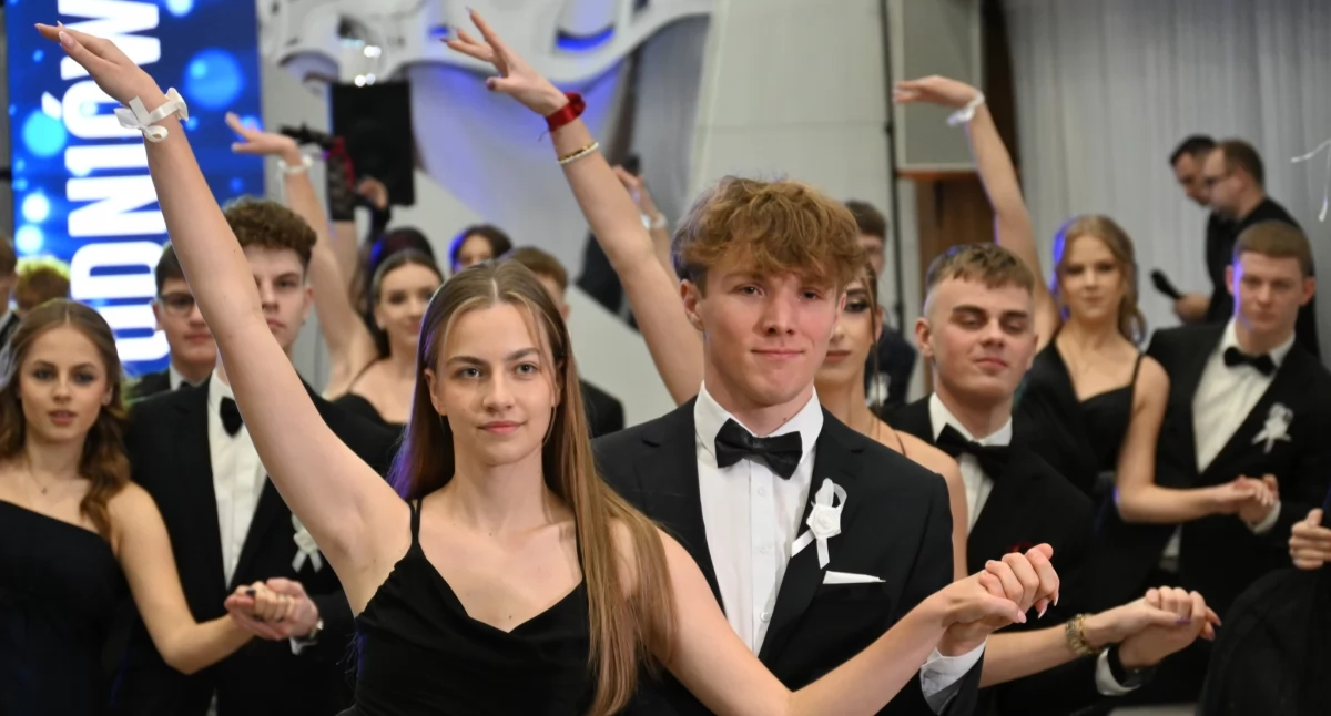[ZDJĘCIA] Sezon studniówkowy otwarty. Jako pierwsi poloneza zatańczyli uczniowie I Liceum Ogólnokształcącego im. Feliksa Fabianiego
