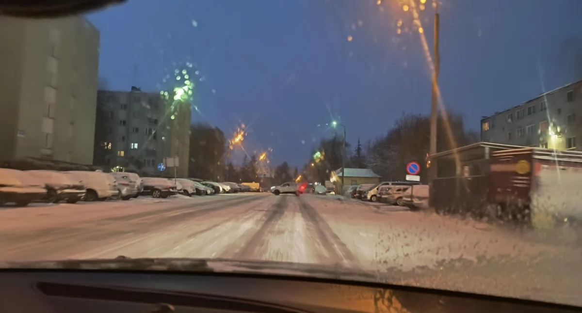 Czytelnik: - Na skrzyżowaniu Piastowskiej i Tysiąclecia samochody cofają, bo nie dają rady podjechać. A piaskarki i pługi stoją sobie gdzieś spokojnie