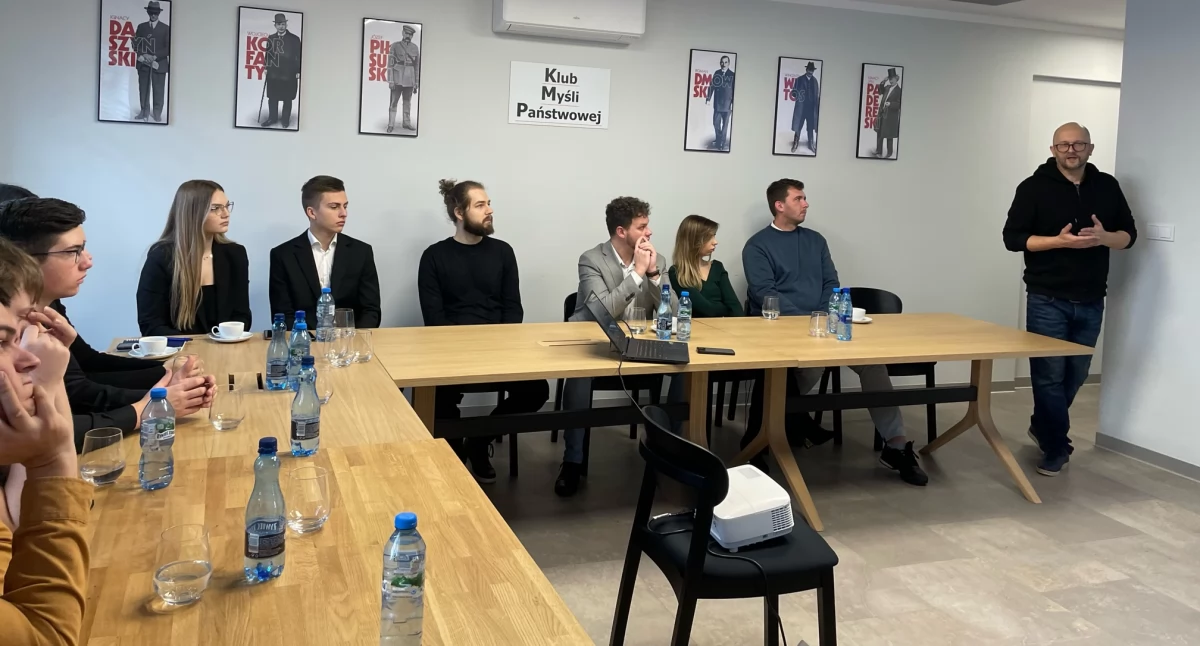Stowarzyszenie Perspektywy - Szkoła Liderów. Andrzej Andrysiak o ujawnianiu afer, Jakub Maciejewski o wojnie