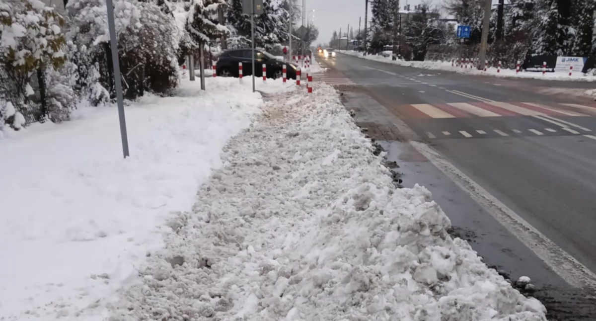 Czytelniczka: - Rano chodnik na ulicy Sucharskiego był odśnieżony, a o 16 cały zasypany śniegiem z jezdni. Kto ma pieszych gdzieś?