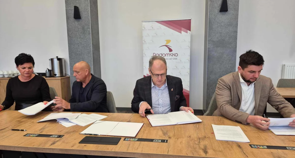 Kinema, nowa trybuna i sala sportów zamiast pływalni. Miasto właśnie podpisało umowy z wykonawcami. Za 48 mln zł