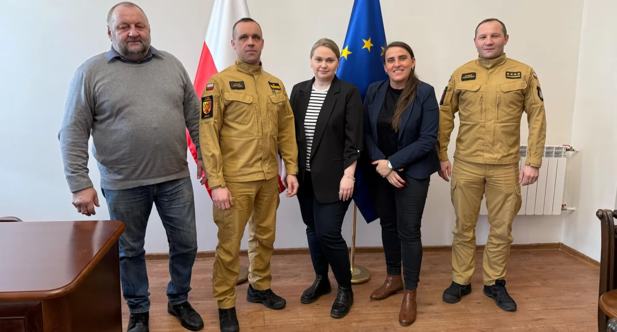 Burmistrz Przedborza podpisała porozumienie o współpracy z  PSP w Radomsku i OSP Przedbórz  ze strażakami