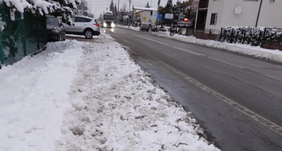 Starostwo: To miasto odśnieża nasze ulice. Miasto: Jezdnię, ale nie chodnik, to starostwo. Starostwo: Nigdy nie zajmowaliśmy się chodnikami. A piesi muszą jakoś przejść