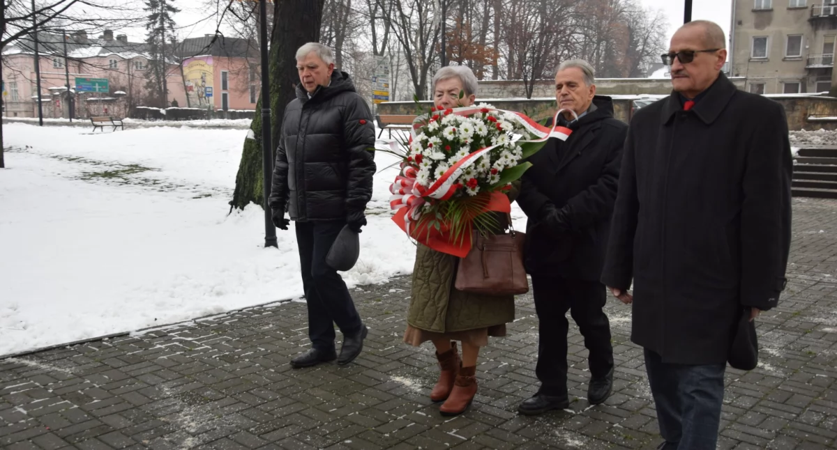 80. rocznica wyzwolenia Radomska spod okupacji niemieckiej. Kwiaty pod pomnikiem Grobem Nieznanego Żołnierza
