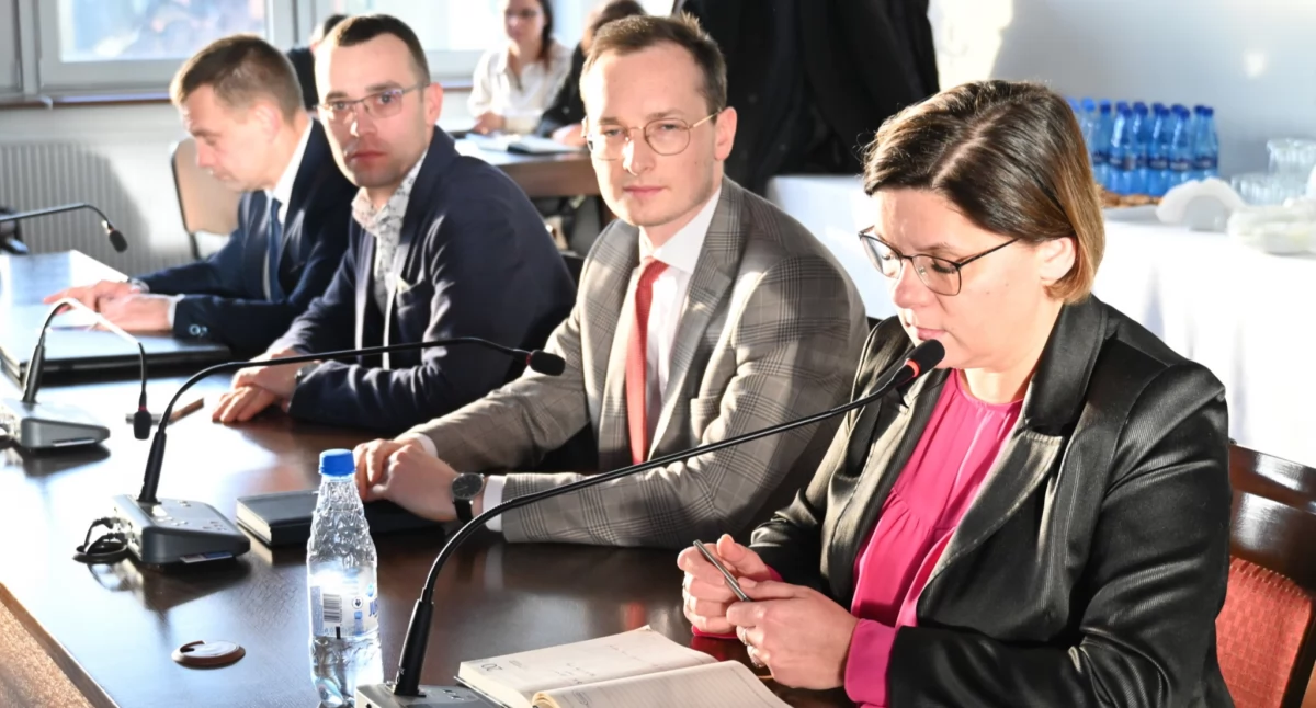 Nadzwyczajna sesja Rady Powiatu. O zimowym utrzymaniu dróg, czyli odśnieżaniu i posypywaniu piaskiem i solą
