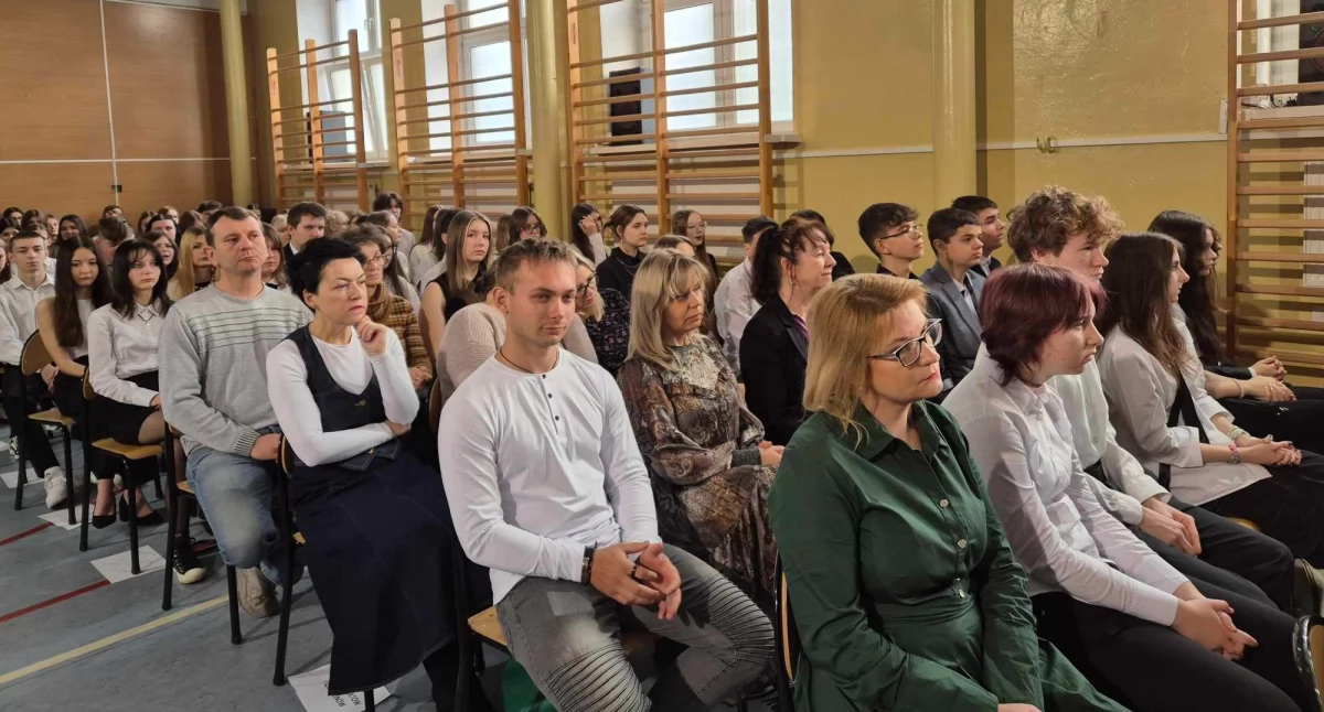  II LO uczciło 104. rocznicę urodzin Krzysztofa Kamila Baczyńskiego, patrona szkoły. Gościem specjalnym aktor Mateusz Więcławek