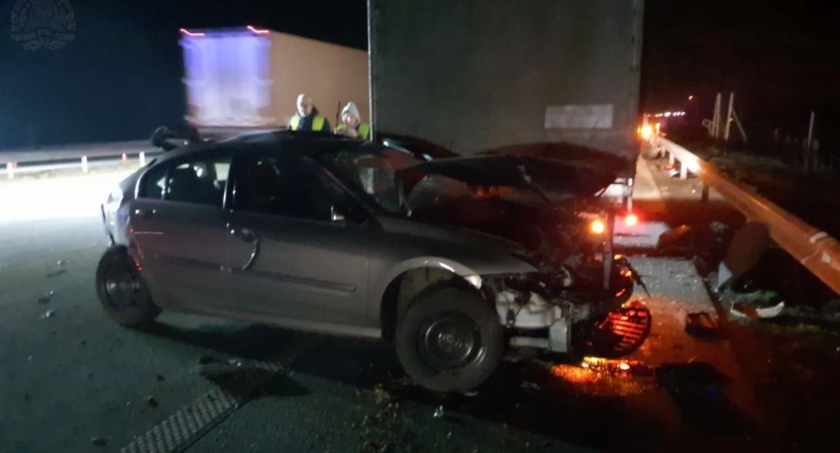 Wypadek na autostradzie A1. Kierowca samochodu osobowego wjechał w tył samochodu ciężarowego