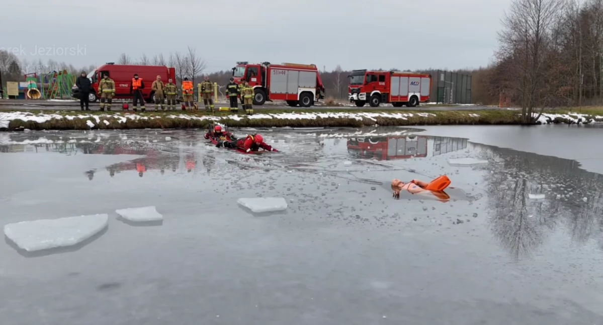 [WIDEO] Mężczyzna wszedł na cienki lód, ten się pod nim załamał. Strażacy ruszyli na pomoc