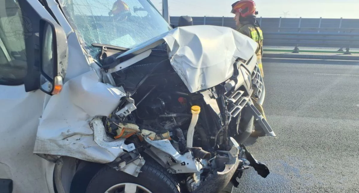 Wypadek na autostradzie A1. Zderzyły się bus z samochodem ciężarowym. Kierowca dostawczaka zasnął za kierownicą