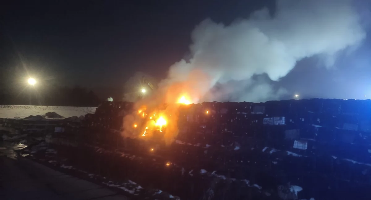 Strażacy wezwani na składowisko odpadów w Płoszowie. Kapitan Marek Jeziorski: - Trwa rozpoznanie