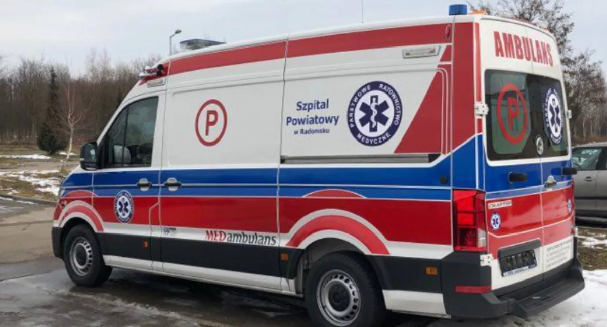 67-letni mężczyzna przewrócił się na ulicy. Przestał oddychać. Strażacy i ratownicy rozpoczęli reanimację