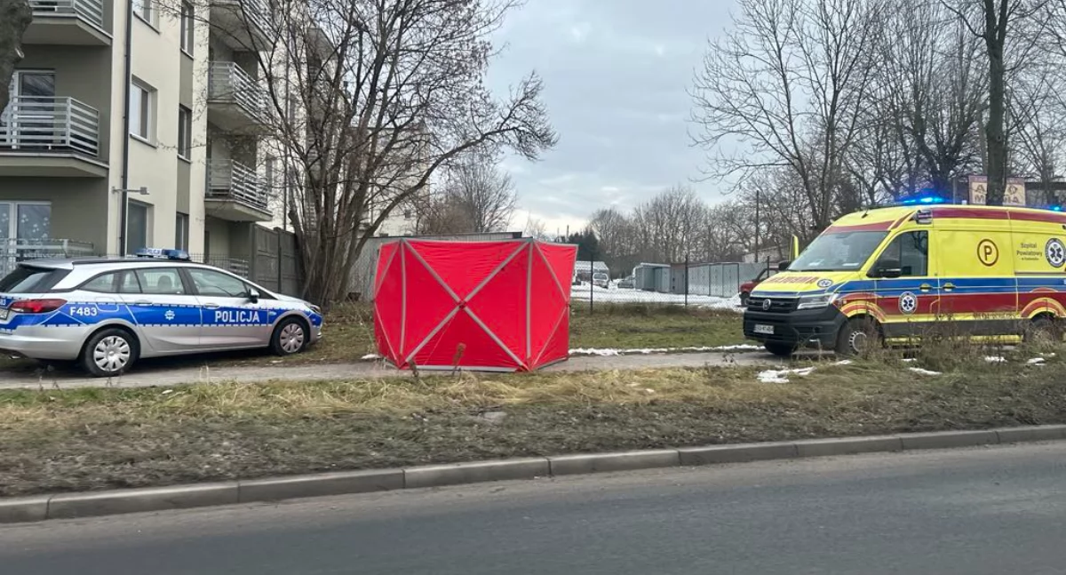 Śmierć na Krakowskiej. 67-letni mężczyzna stracił przytomność i przewrócił się na ulicy