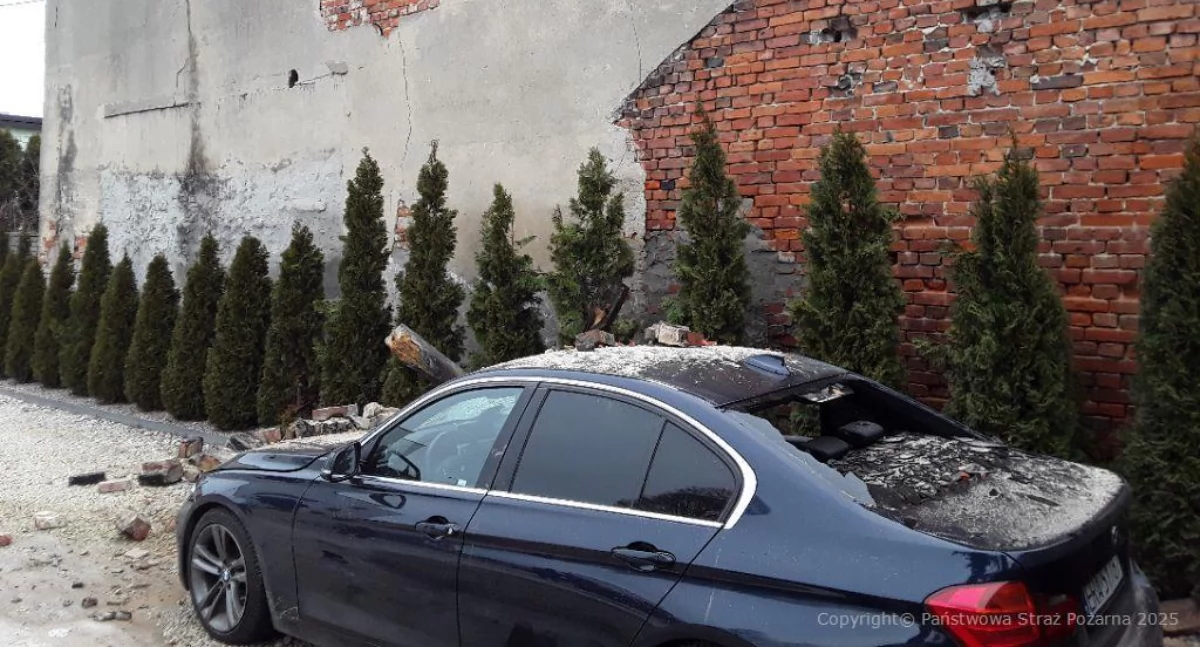 Strażacy wezwani na ulicę Przedborską. Fragment ściany kamienicy spadł na zaparkowany samochód
