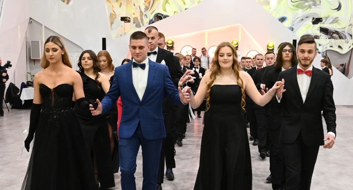 [ZDJĘCIA] Uczniowie Mechanika szaleli na swojej studniówce. Szalona zabawa do białego rana