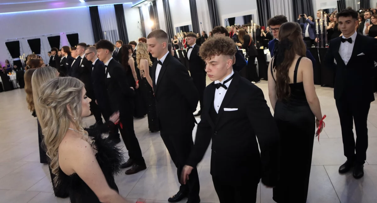 [ZDJĘCIA] Uczniowie Ekonomika poloneza, który otwierał ich studniówkę, zatańczyli w sali bankietowej Orchidea