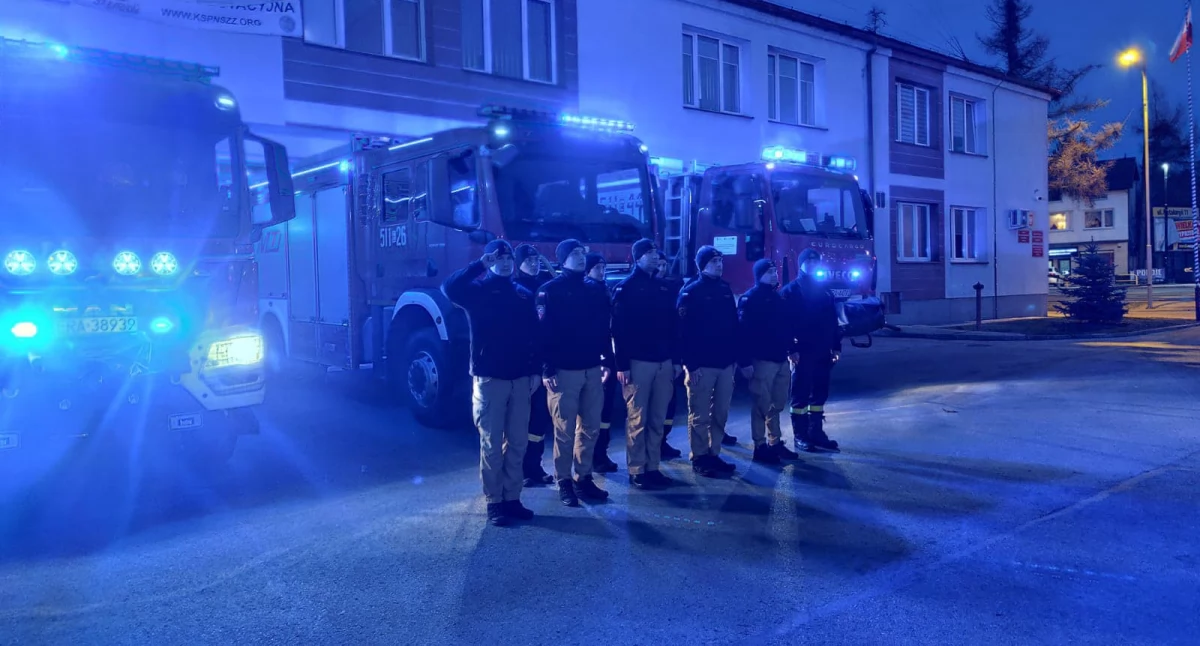 [WIDEO] Radomszczańscy policjanci i strażacy oddali hołd zamordowanemu w Siedlcach ratownikowi medycznemu