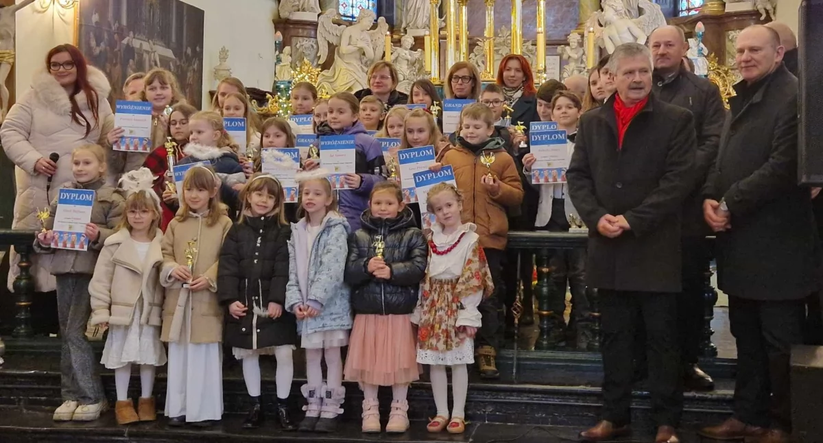Koncert laureatów XX Gminnego Festiwalu Kolęd i Pastorałek. Zgromadzonych powitał o. Paweł Biszewski