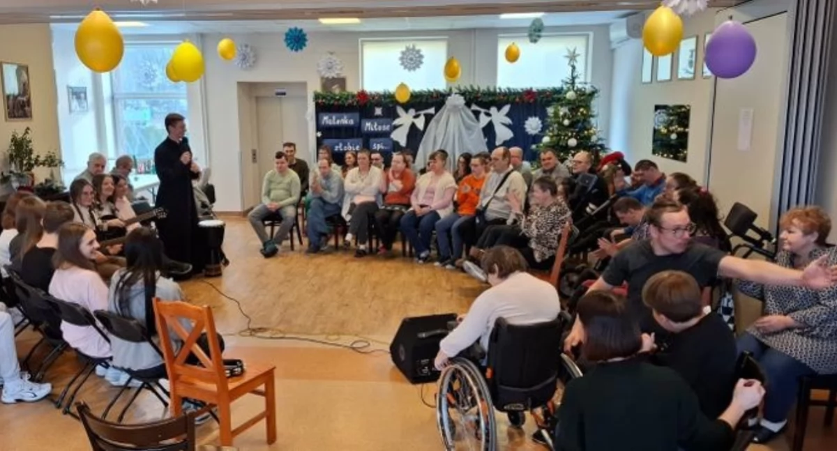 Integracyjny koncert kolęd. Uczniowie I LO spotkali się z podopiecznymi Środowiskowego Domu Samopomocy