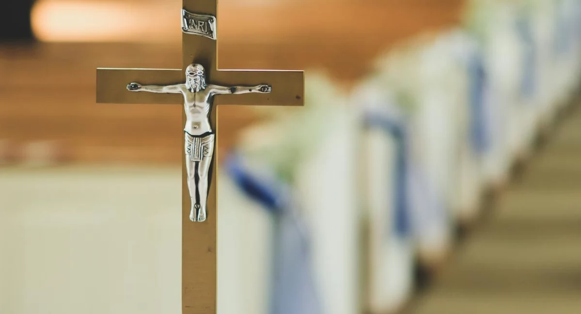 Radni z Kamieńska zagłosowali za krzyżem w sali obrad. Co do portretu jednego z honorowych obywateli tego miasta, to się jeszcze zobaczy